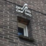 Deze beugels hielden de vlaggenmast op zijn plek.
              <br/>
              Richard Keijzer, 2015-08-28